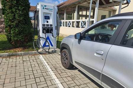 Töltőállomás a parkolóban